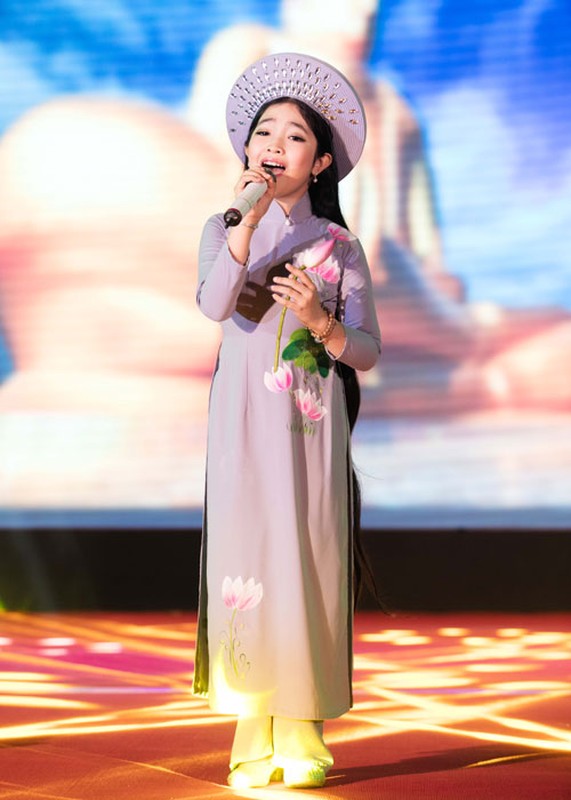 MC Thanh Mai dien 5 bo ao dai trong mot su kien-Hinh-9